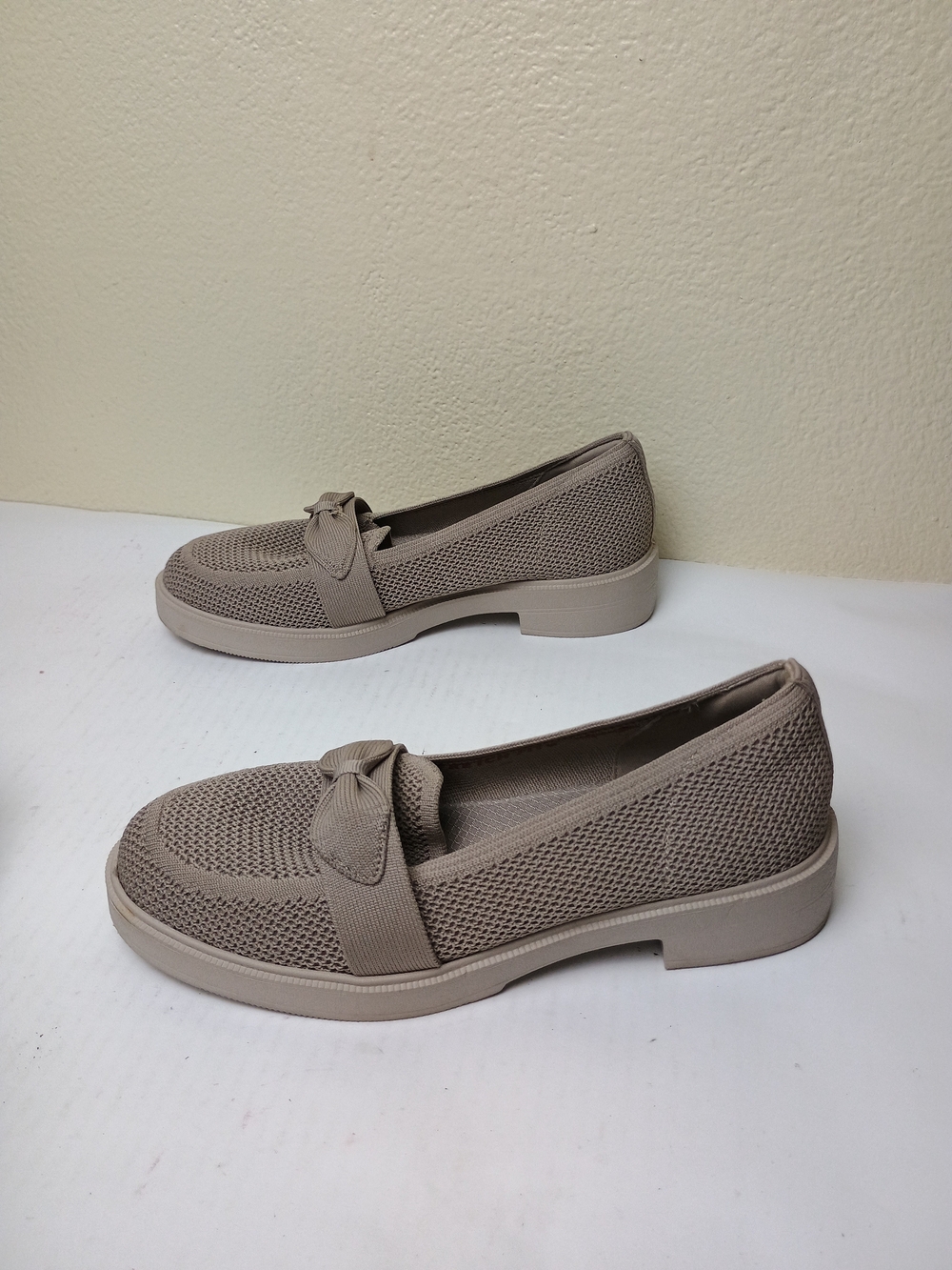 Skechers Cleo Taylor-Desire Size 6 Taupe Knit Loafers with Bow Accent Block Heel